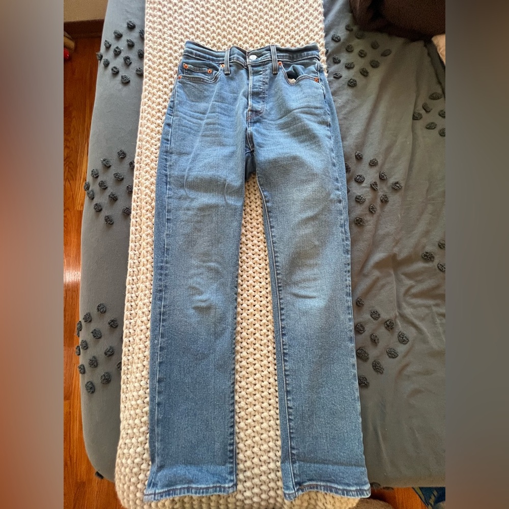 Levi Wedgie Straight Medium Wash